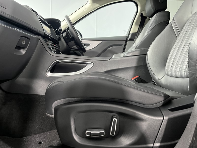 2020 (70) JAGUAR F-PACE 2.0d Portfolio 5dr Auto AWD 5101714