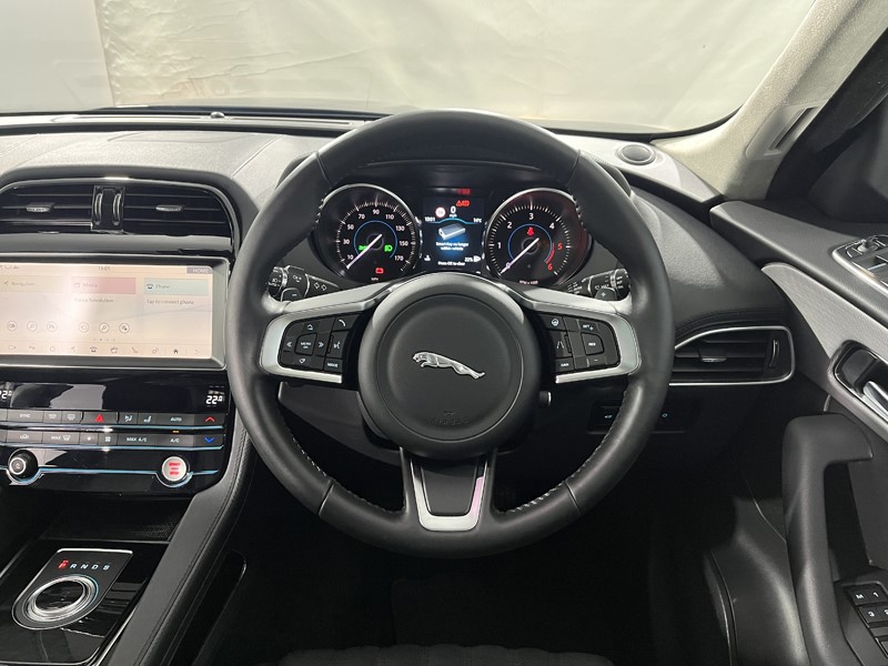 2020 (70) JAGUAR F-PACE 2.0d Portfolio 5dr Auto AWD 5101684