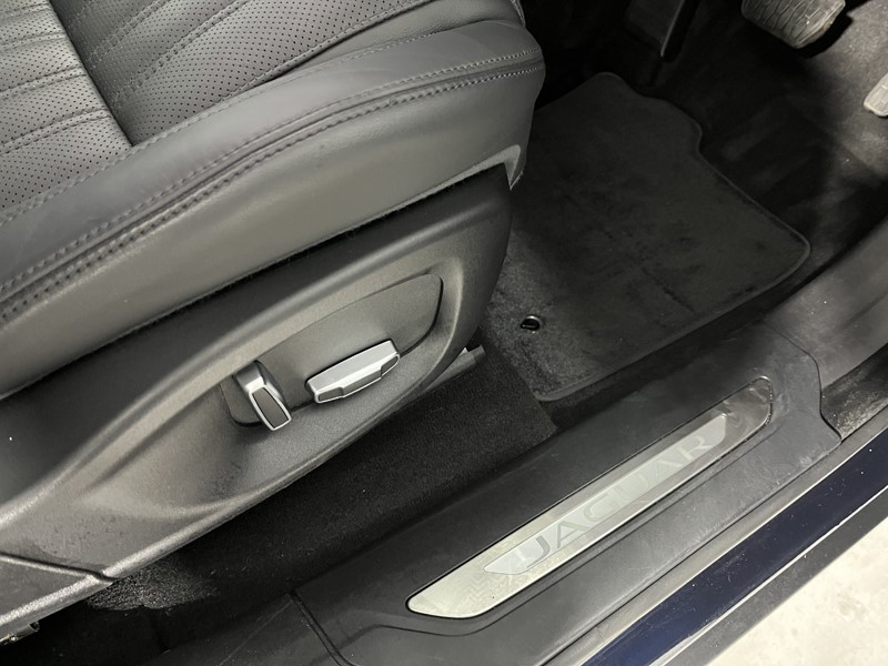 2020 (70) JAGUAR F-PACE 2.0d Portfolio 5dr Auto AWD 5101699