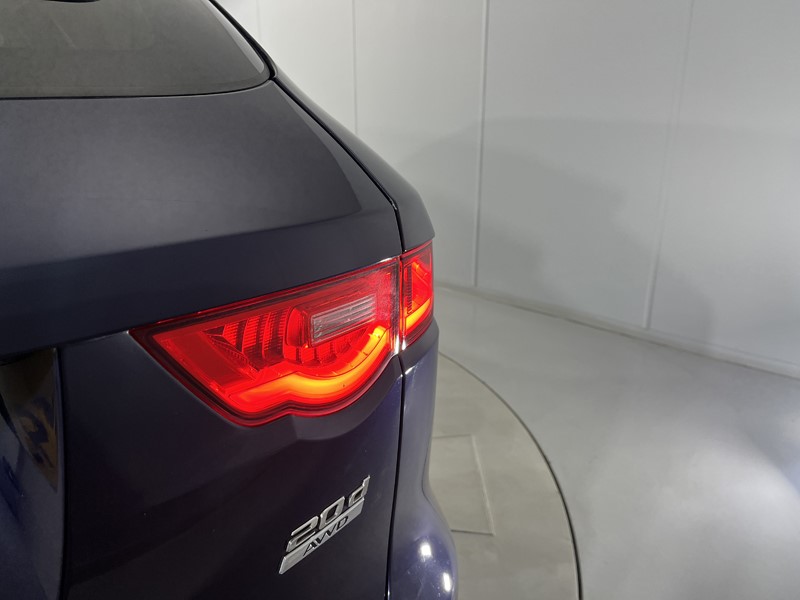 2020 (70) JAGUAR F-PACE 2.0d Portfolio 5dr Auto AWD 5101723