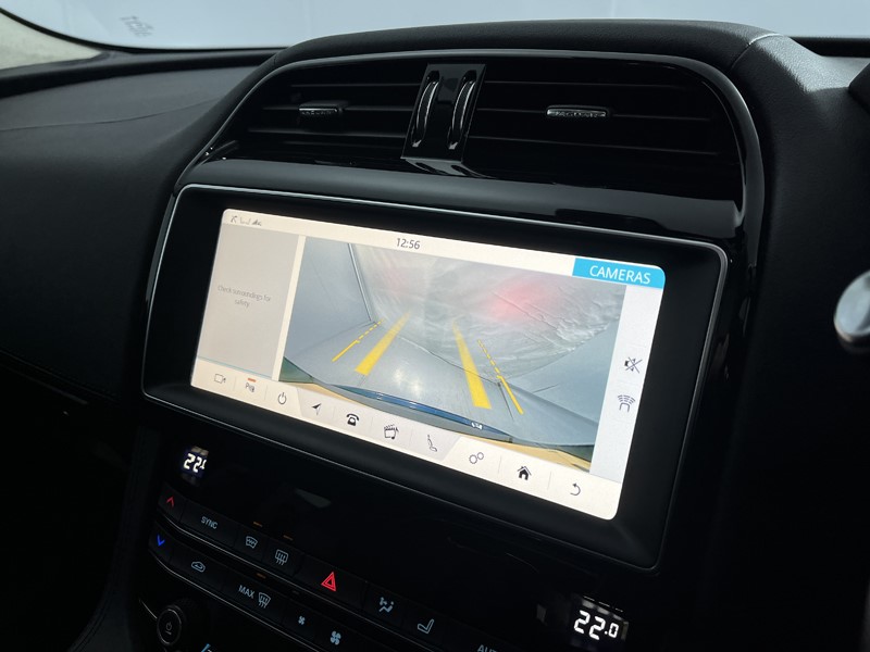 2020 (70) JAGUAR F-PACE 2.0d Portfolio 5dr Auto AWD 5101698