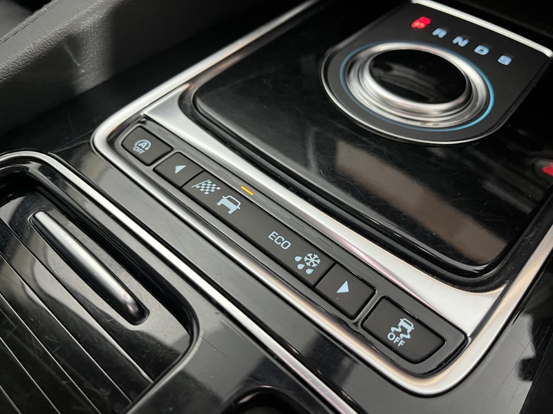 2020 (70) JAGUAR F-PACE 2.0d Portfolio 5dr Auto AWD 5101712