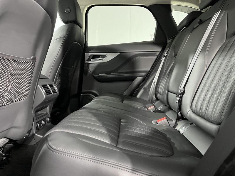 2020 (70) JAGUAR F-PACE 2.0d Portfolio 5dr Auto AWD 5101715