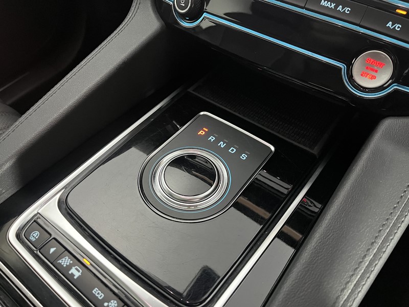 2020 (70) JAGUAR F-PACE 2.0d Portfolio 5dr Auto AWD 5101689