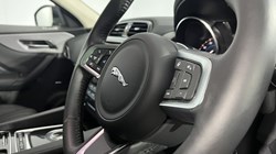 2020 (70) JAGUAR F-PACE 2.0d Portfolio 5dr Auto AWD 5101702