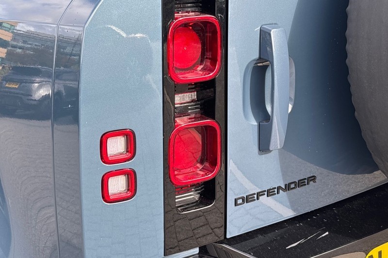 2025 (25) LAND ROVER DEFENDER 3.0 D250 X-Dynamic HSE 110 5dr Auto 4557363