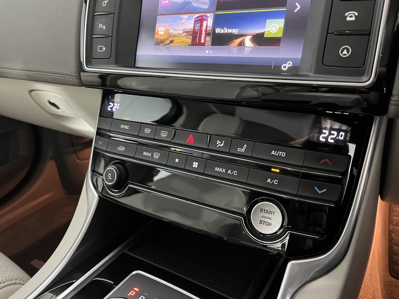 2017 (17) JAGUAR XE 2.0 Ingenium Portfolio 4dr Auto 5171142