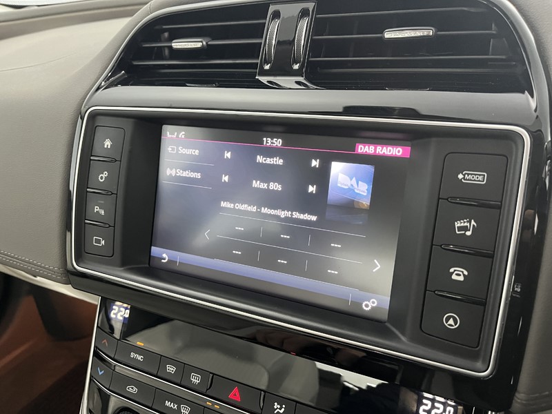 2017 (17) JAGUAR XE 2.0 Ingenium Portfolio 4dr Auto 5171140