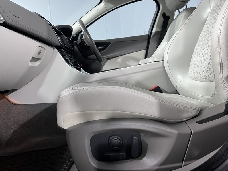 2017 (17) JAGUAR XE 2.0 Ingenium Portfolio 4dr Auto 5171146