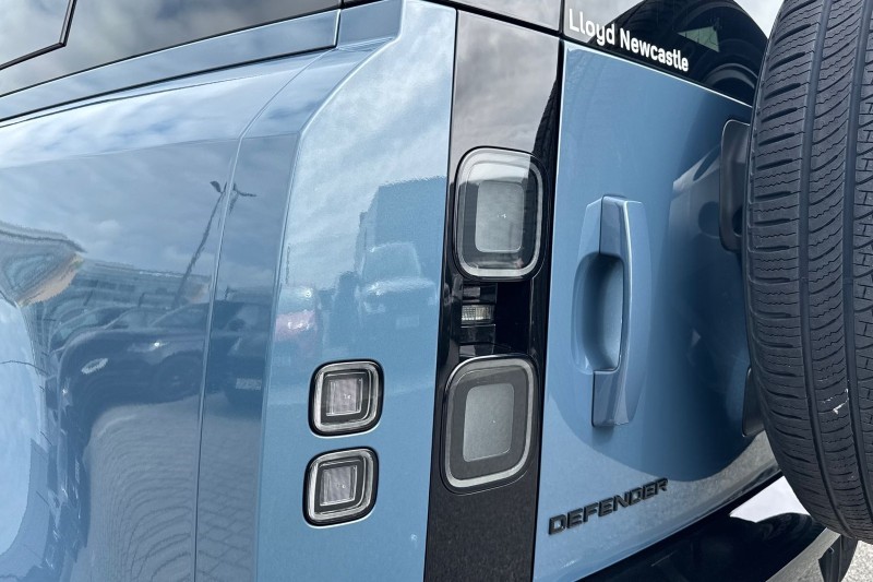  LAND ROVER DEFENDER 3.0 D250 X-Dynamic HSE 110 5dr Auto 5445056