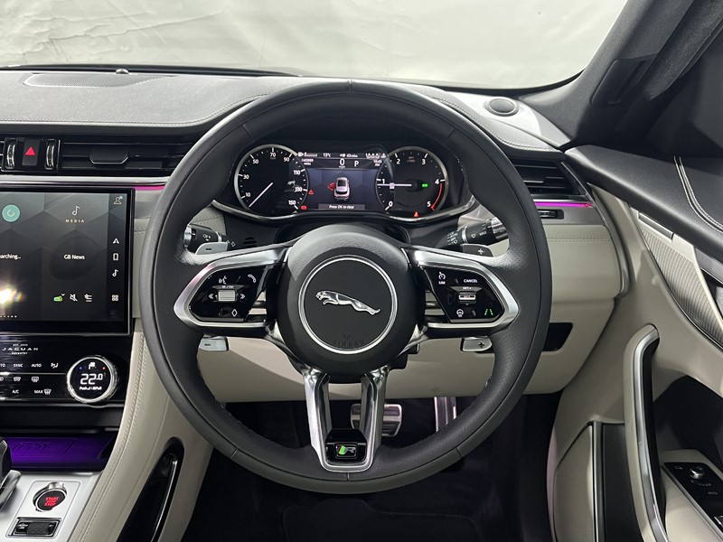 2022 (22) JAGUAR F-PACE 2.0 D200 R-Dynamic SE 5dr Auto AWD 5320463