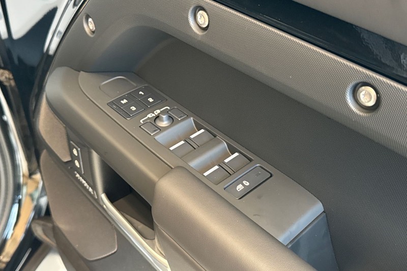  LAND ROVER DEFENDER 3.0 D350 X-Dynamic HSE 130 5dr Auto 5136670