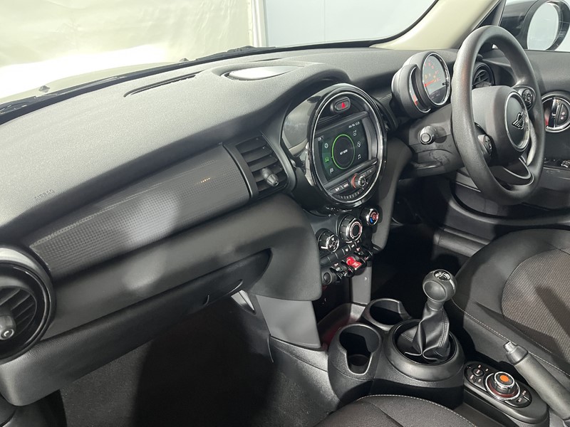 2020 (70) MINI HATCHBACK 1.5 Cooper Classic II 5dr 5698201