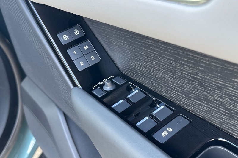 2025 (25) LAND ROVER RANGE ROVER VELAR 2.0 D200 MHEV Autobiography 5dr Auto [Revised] 4530228