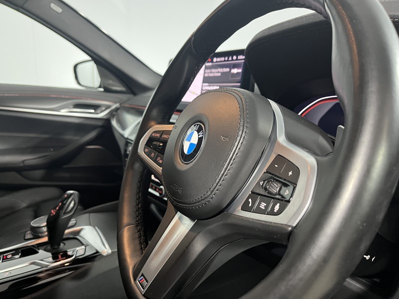2021 (71) BMW 5 SERIES 530d xDrive MHT M Sport 4dr Auto 5884552