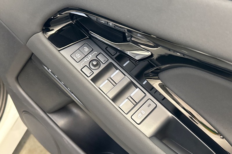 2025 (25) LAND ROVER RANGE ROVER EVOQUE 1.5 P270e Dynamic SE 5dr Auto 5044000