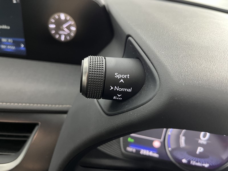 2022 (22) LEXUS UX 300e 150kW 54.3 kWh 5dr E-CVT 5910146