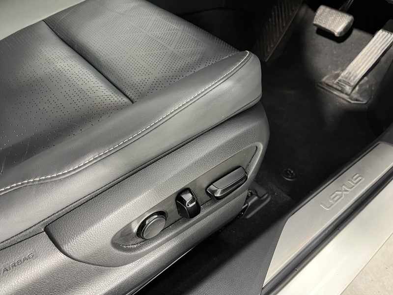 2022 (22) LEXUS UX 300e 150kW 54.3 kWh 5dr E-CVT 5910133