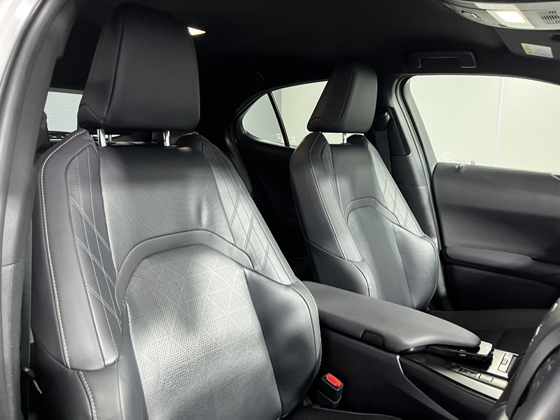 2022 (22) LEXUS UX 300e 150kW 54.3 kWh 5dr E-CVT 5910126