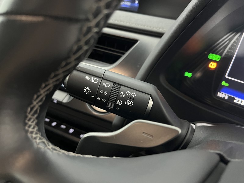 2022 (22) LEXUS UX 300e 150kW 54.3 kWh 5dr E-CVT 5910139