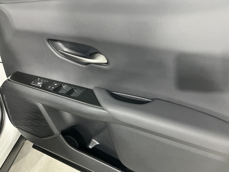 2022 (22) LEXUS UX 300e 150kW 54.3 kWh 5dr E-CVT 5910134