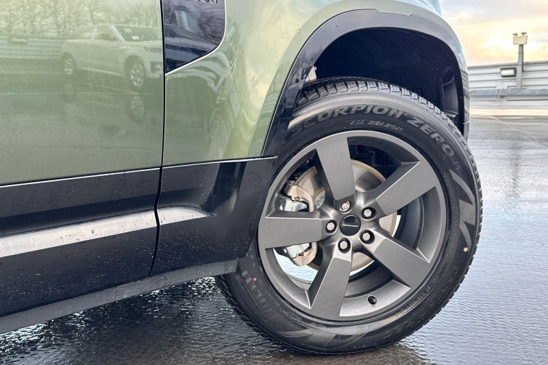  LAND ROVER DEFENDER 3.0 D250 X-Dynamic HSE 110 5dr Auto 4906400