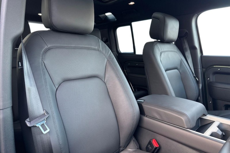  LAND ROVER DEFENDER 3.0 D250 X-Dynamic HSE 110 5dr Auto 4906381