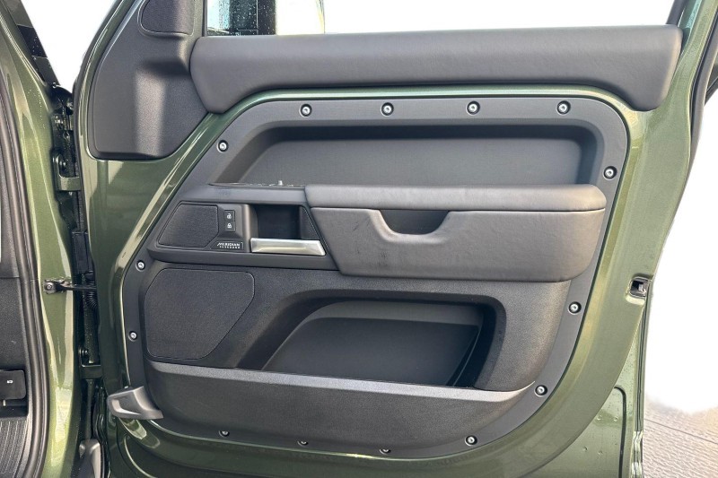  LAND ROVER DEFENDER 3.0 D250 X-Dynamic HSE 110 5dr Auto 4906377