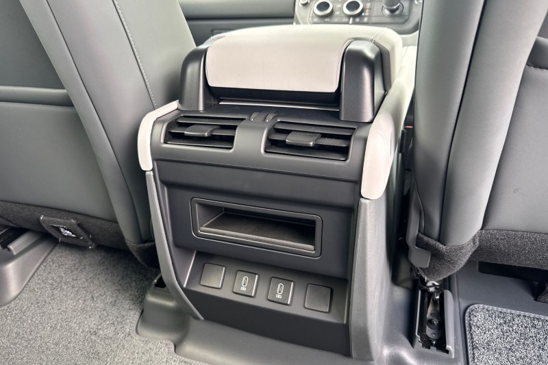 LAND ROVER DEFENDER 3.0 D250 X-Dynamic SE 110 5dr Auto 5479685