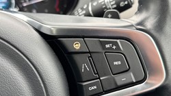 2020 (70) JAGUAR F-PACE 2.0d Portfolio 5dr Auto AWD 4676924