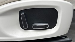 2020 (70) JAGUAR F-PACE 2.0d Portfolio 5dr Auto AWD 4676921