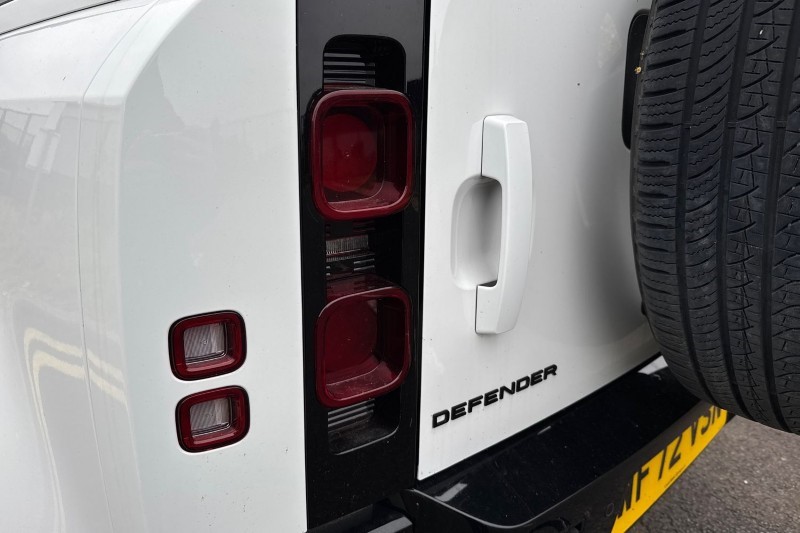 2022 (72) LAND ROVER DEFENDER 3.0 D300 X-Dynamic HSE 110 5dr Auto 4670439
