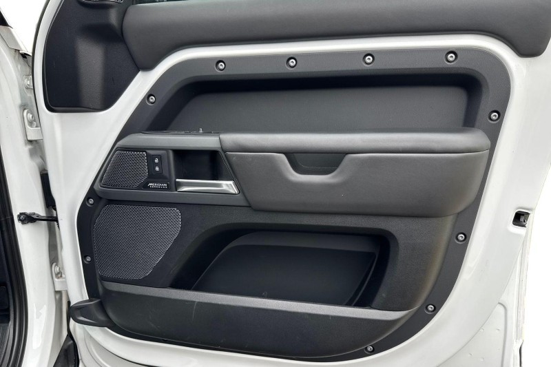 2022 (72) LAND ROVER DEFENDER 3.0 D300 X-Dynamic HSE 110 5dr Auto 4670441