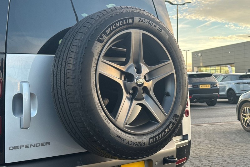 2024 (24) LAND ROVER DEFENDER 3.0 D300 X-Dynamic SE 110 5dr Auto 4820249