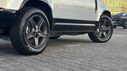 2024 (24) LAND ROVER DEFENDER 3.0 D300 X-Dynamic SE 110 5dr Auto 4820245