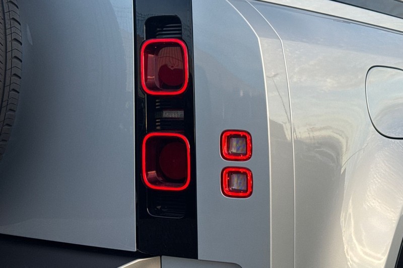 2024 (24) LAND ROVER DEFENDER 3.0 D300 X-Dynamic SE 110 5dr Auto 4820244