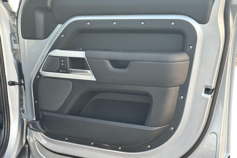 2024 (24) LAND ROVER DEFENDER 3.0 D300 X-Dynamic SE 110 5dr Auto 4820218