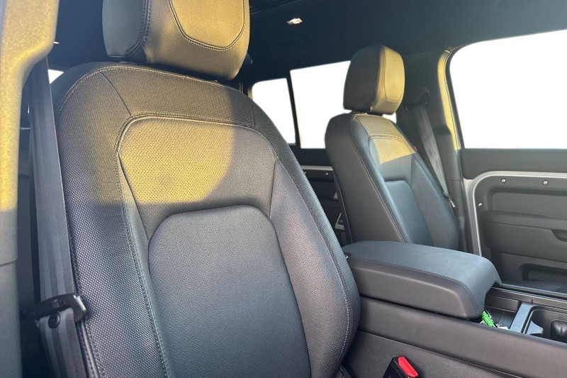 2024 (24) LAND ROVER DEFENDER 3.0 D300 X-Dynamic SE 110 5dr Auto 4820222