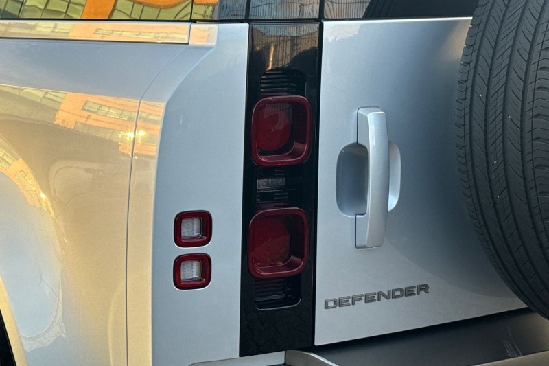 2024 (24) LAND ROVER DEFENDER 3.0 D300 X-Dynamic SE 110 5dr Auto 4820215