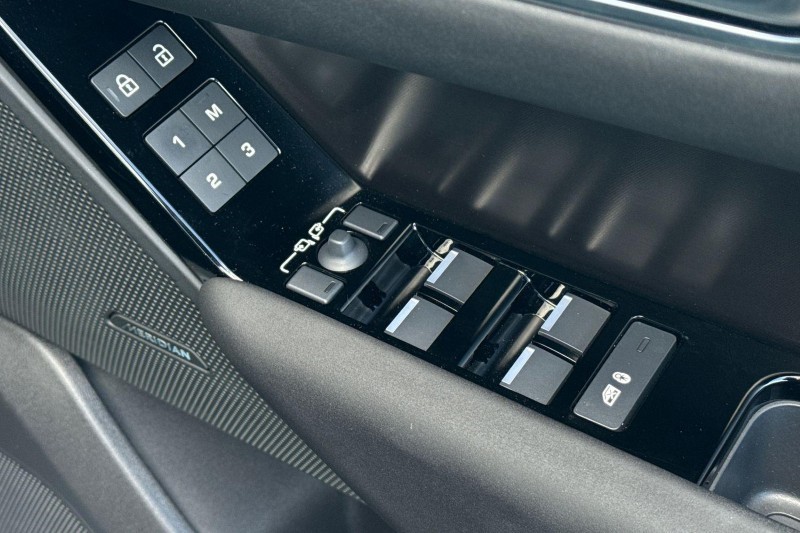 2025 (75) LAND ROVER RANGE ROVER VELAR 2.0 D200 MHEV Dynamic SE 5dr Auto 5296054