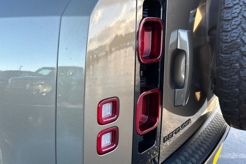 2023 (23) LAND ROVER DEFENDER 3.0 D250 X-Dynamic SE 110 5dr Auto 4859850