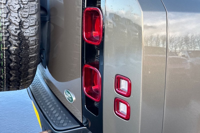 2023 (23) LAND ROVER DEFENDER 3.0 D250 X-Dynamic SE 110 5dr Auto 4859873