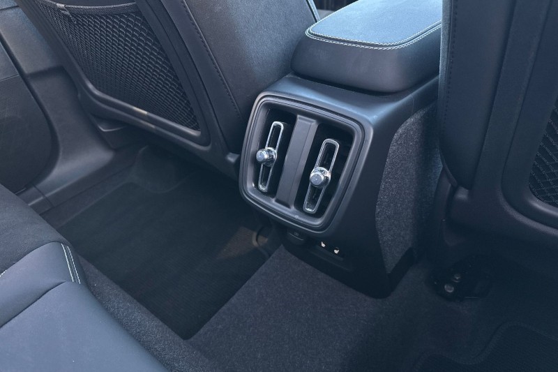 2024 (73) VOLVO XC40 2.0 B3P Ultimate Dark 5dr Auto 4892685