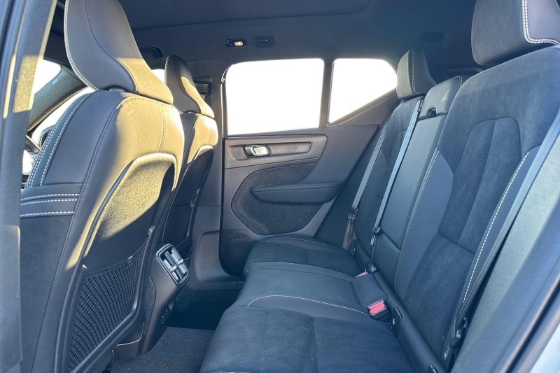 2024 (73) VOLVO XC40 2.0 B3P Ultimate Dark 5dr Auto 4892671