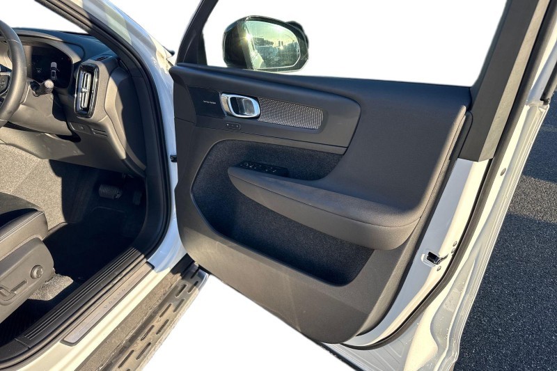 2024 (73) VOLVO XC40 2.0 B3P Ultimate Dark 5dr Auto 4892689