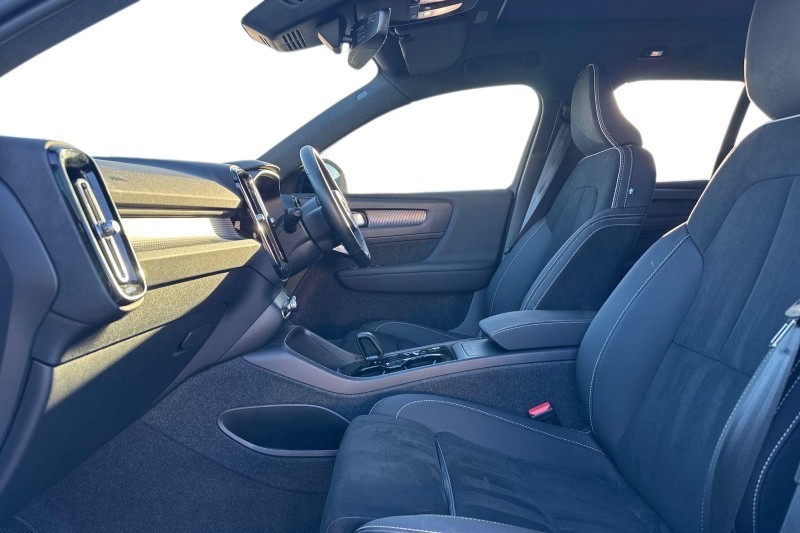 2024 (73) VOLVO XC40 2.0 B3P Ultimate Dark 5dr Auto 4892670