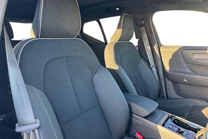 2024 (73) VOLVO XC40 2.0 B3P Ultimate Dark 5dr Auto 4892693