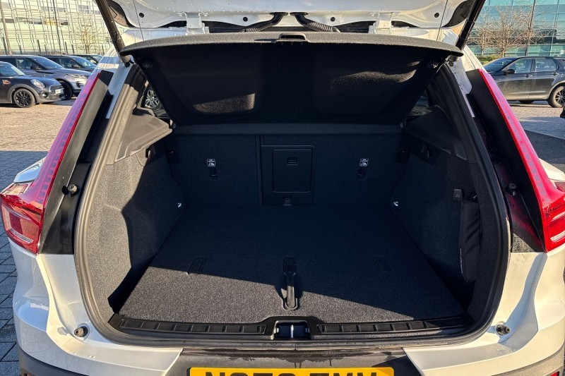 2024 (73) VOLVO XC40 2.0 B3P Ultimate Dark 5dr Auto 4892677