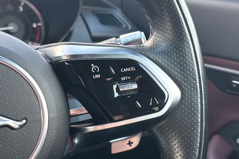 2022 (22) JAGUAR E-PACE 2.0 D200 R-Dynamic Black 5dr Auto 4941409