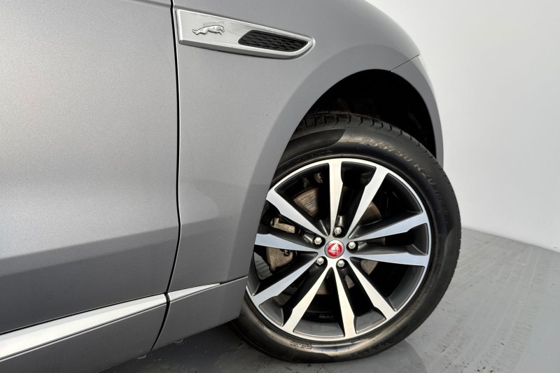 2022 (22) JAGUAR F-PACE 2.0 D200 R-Dynamic SE 5dr Auto AWD 4949710